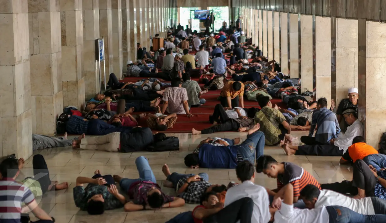 Umat muslim bersantai di koridor Masjid Istiqlal, Jakarta, Jumat (19/6). Selain membaca Alquran, sejak memasuki bulan Ramadan, warga setiap hari memenuhi Masjid Istiqlal untuk beristrahat sambil menunggu waktu berbuka puasa. (Liputan6.com/Faizal Fanani)