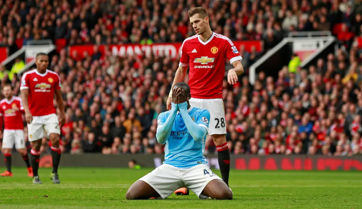 Ekspresi pemain Manchester City, Yaya Toure, setelah gagal memanfaatkan peluang di depan gawang Manchester United dalam lanjutan Liga Premier Inggris di Stadion Old Trafford, Inggris, Minggu (25/10/2015). (Action Images via Reuters/Jason Cairnduff)