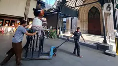Petugas menyelesaikan pembuatan hiasan jelang perayaan Natal di Gereja Katedral Jakarta, Selasa (20/12/2022). Sepekan jelang perayaan Natal gereja Katedral bersiap menghias gereja dengan pernak-pernik  Natal. (Liputan6.com/Johan Tallo)