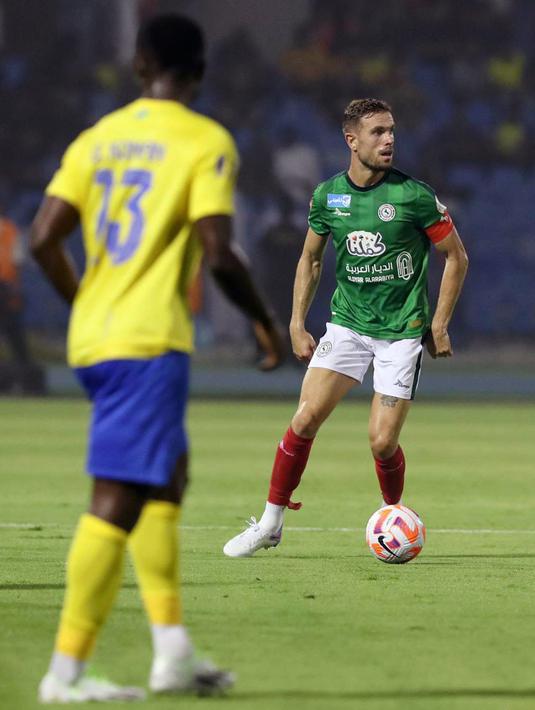 Reaksi pemain Al-Ettifaq, menggiring bola saat laga pekan pertama Liga Arab Saudi 2023/2024 melawan Al-Nassr di Prince Mohamed bin Fahd Stadium, Dammam, Selasa (15/08/2023) dini hari WIB. (Twitter/@Ettifaq)