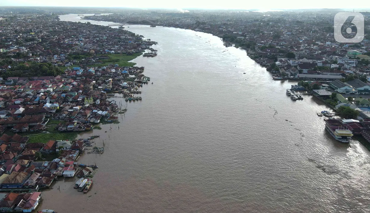 Suasana Sungai Ampera, Palembang, Sumatera Selatan, Minggu (12/3/2023). Target ini naik dari capaian kunjungan wisatawan pada 2022, yakni 1,5 juta wisatawana.(Liputan6.com/Herman Zakharia)