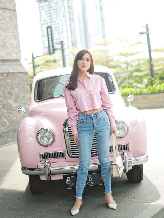Tampil kasual, Shandy Aulia padukan cropped shirt dengan skinny jeans yang trendy [@shandyaulia]