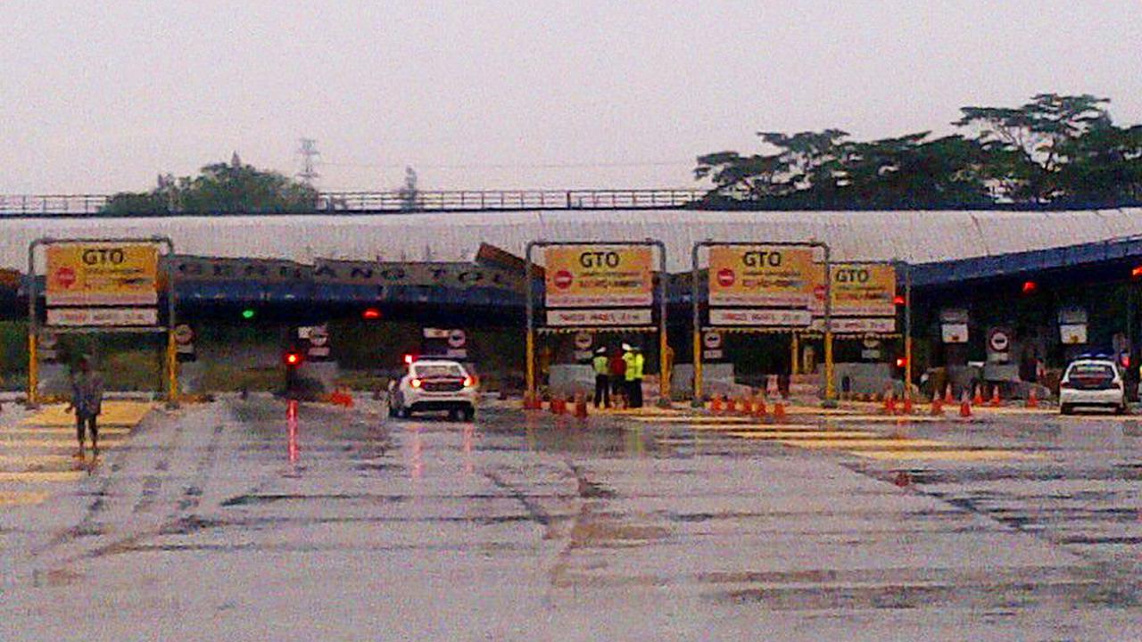 Atap Gerbang Tol Cikunir II roboh