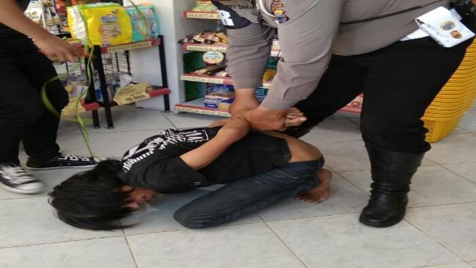 Bintara berbadan tambun, Aiptu Hery Sima saat melumpuhkan pelaku begal di Alfamart Makassar (Liputan6.com/ Eka Hakim)