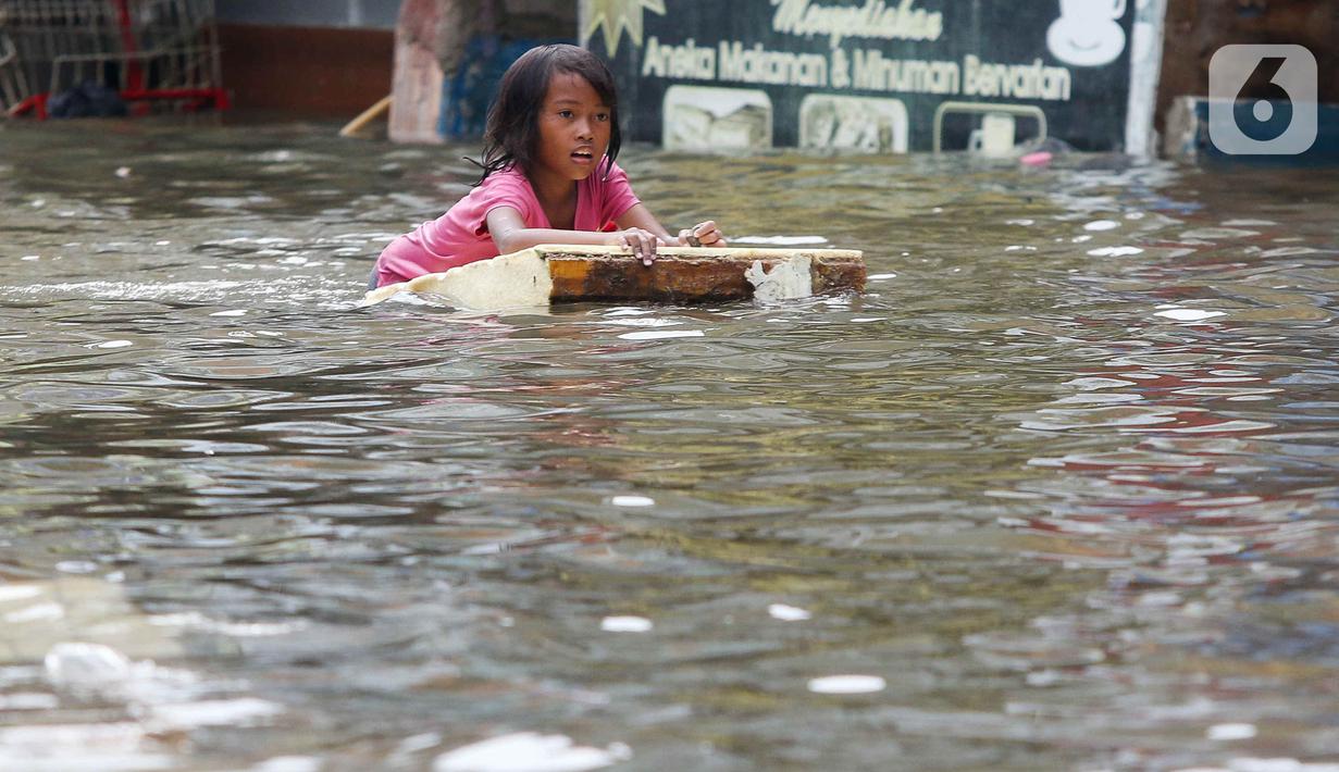 BPBD DKI Jakarta telah mengerahkan sejumlah personel ke lapangan untuk menangani banjir. (Liputan6.com/Herman Zakharia)
