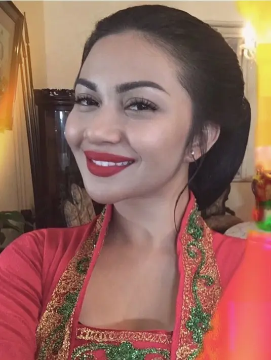 Tidak selalu tampil seksi dengan pakaian yang terbuka, Ariel pun juga sering memakai kebaya. Seperti kali ini dengan kebaya dan sanggul khas adat Jawanya, Ariel tetap memoleskan lipstick berwarna merah di bibirnya. (Instagram/arieltatum)