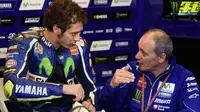 Valentino Rossi mendengarkan setiap masukan dari pelatihnya, Luca Cadalora. (Foto: Cycle World)