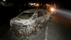 Sebuah mobil hangus terbakar usai terjadi tabrakan dengan mobil tangki pembawa gas kimia di Kenya, Minggu (11/12). Dikabarkan lebih dari 30 orang tewas dalam peristiwa nahas tersebut. (REUTERS / Stringer)