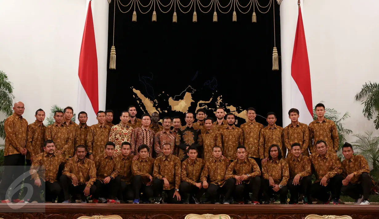Presiden Joko Widodo berpose bersama Persib Bandung di Istana Negara, Jakarta, Senin (19/10/2015). Tim berjuluk Maung Bandung tersebut tampil full team saat menyambangi Istana Kepresidenan. (Liputan6.com/Faizal Fanani)