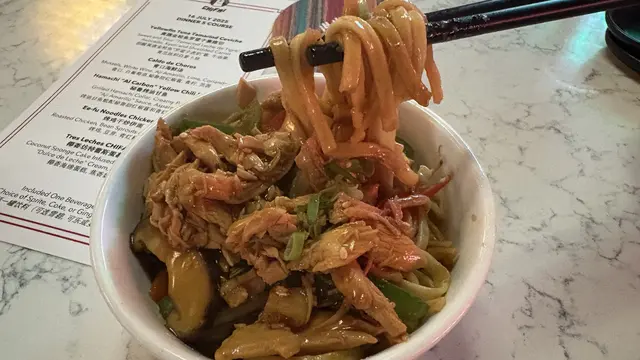 Ee-fu Noodles Chicken Roast di Chifa!. [Anisha/Fimela]