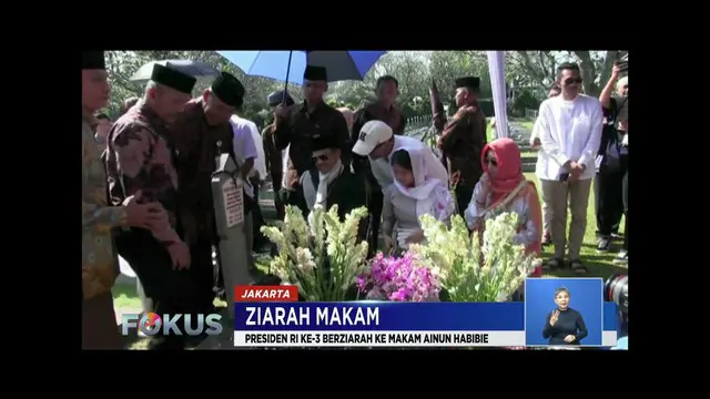 Usai salat Idul Fitri 1440 H, BJ Habibie ziarah ke makam Ainun Habibie. Begitu juga Susilo Bambang Yudhoyono yang ziarah ke makam Ani Yudhoyono.