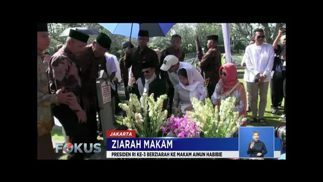 Ziarah Makam, Habibie Khusyuk Mendoakan Ainun di TMP Kalibata