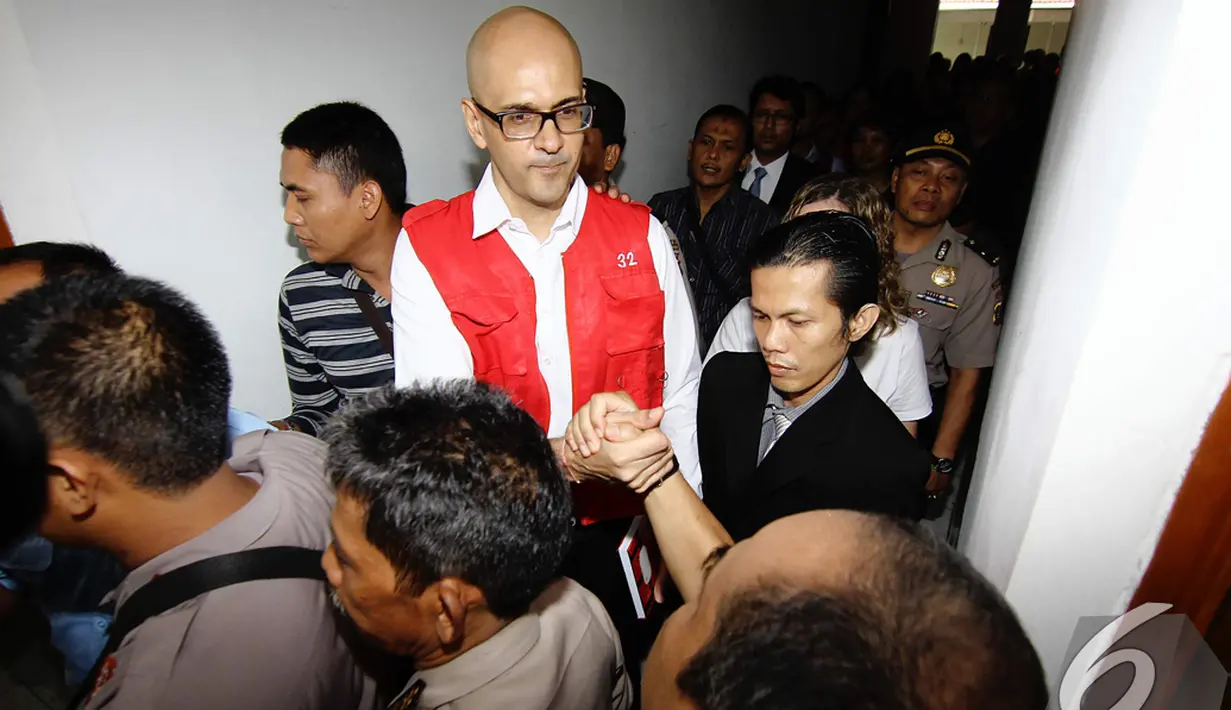 Neil Bantleman mendapat dukungan dari rekannya saat menjalani sidang perdana di Pengadilan Negeri Jakarta Selatan, Selasa (2/12/2014). (Liputan6.com/Faizal Fanani)