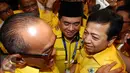 (Ki-ka) Aburizal Bakrie, Ade Komarudin dan Setya Novanto usai pemilihan Caketum Golkar di Munaslub Golkar, Bali, Selasa (17/5). Dalam voting, Setya Novanto terpilih menjadi Ketua Umum Golkar yang baru periode 2016-2019. (Liputan6.com/Johan Tallo)