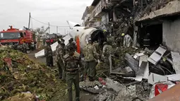 Pesawat kargo jenis Fokker 50 jatuh dan terbakar tak lama setelah lepas landas dari Jomo Kenyatta International Airport, (2/7/2014). (REUTERS/Thomas Mukoya)