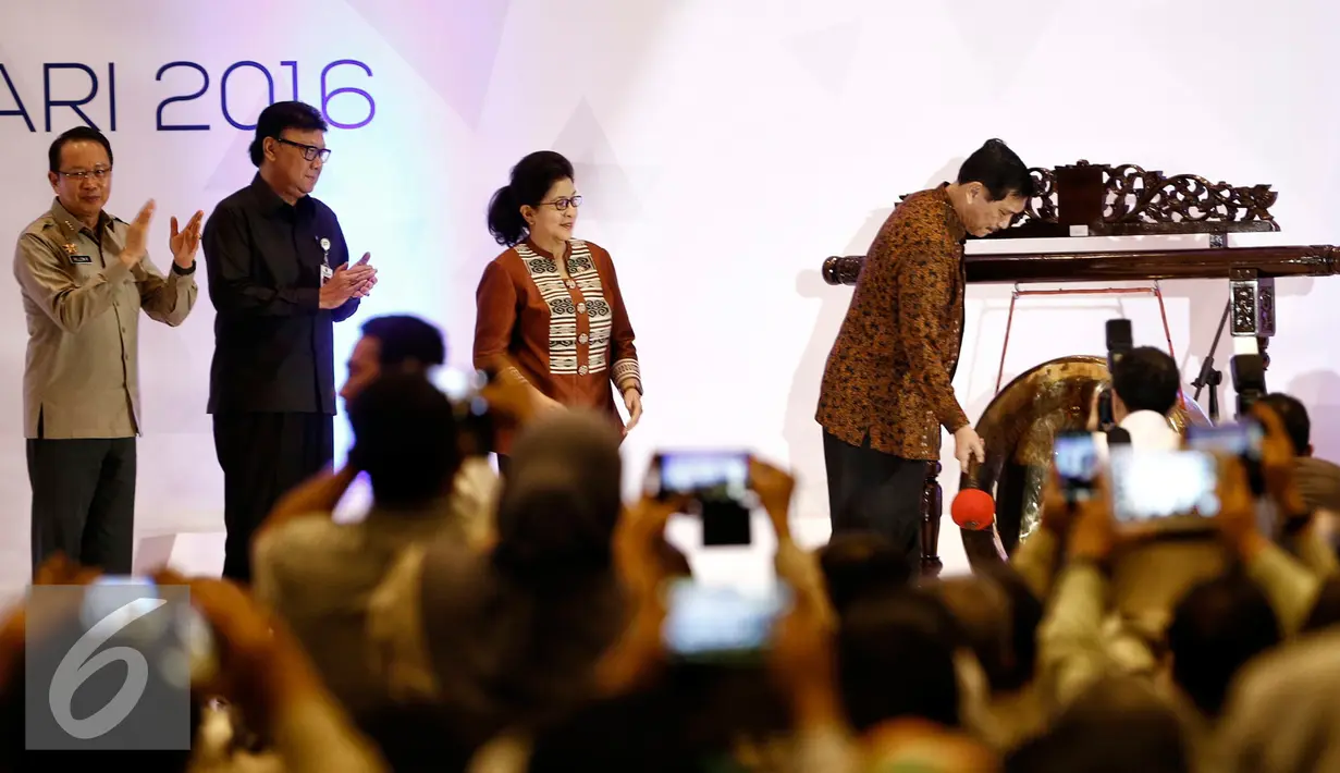 Menkopolhukam Luhut B Panjaitan memukul gong sebagai pembukaan Rakornas di Jakarta, Rabu (24/2). Rakornas ini bertema pengurangan resiko bencana melalui peningkatan kapasitas yang berbasis masyarakat. (Liputan6.com/Faizal Fanani)