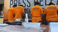 Polrestro Depok menangkap 6 pemalsu surat keterangan swab test Covid-19 di Kecamatan Tapos, Kota Depok. (Liputan6.com/Dicky Agung Prihanto)