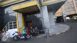 Sejumlah petugas keamanan berjaga di sekitar pertokoan yang tutup di Pasar Tanah Abang, Jakarta, Kamis (7/7). Pertokoan akan kembali buka pada 14 Juli 2016 mendatang. (Liputan6.com/Immanuel Antonius)
