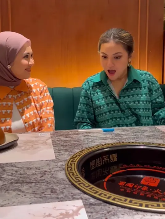 Sedang makan bareng, Marsha Aruan kaget ketika Kesha Ratuliu memberikan testpack di hadapannya. Tak bisa berkata-kata, mantan kekasih El Rumi itu langsung memeluk erat Kesha Ratuliu. Seperti diketahui, Kesha Ratuliu dan Marsha Aruan memang sudah bersahabat lama karena pernah main sinetron bareng tahun 2000-an. Belasan tahun berlalu, persahabatan keduanya tetap terjalin hangat. (Liputan6.com/IG/@kesharatuliu05)