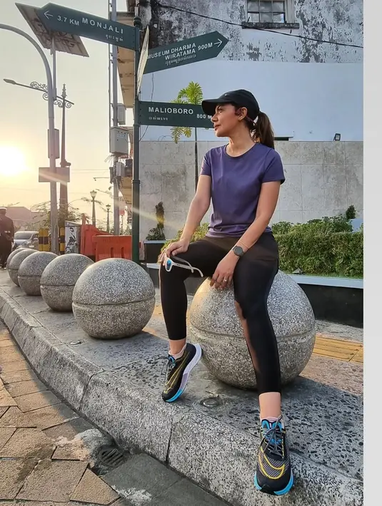 Pagi hari ini (3/8/2022), Najwa Shihab menghabiskan waktunya dengan jogging di kawasan Tugu Jogja. Jogging pagi selalu menarik bagi sosok kritis dan cerdas ini. Jogging menjadi rahasia awet muda Najwa Shihab. Seperti diketahui Najwa saat ini sudah berusia 44 tahun. (Liputan6.com/IG/@najwashihab)