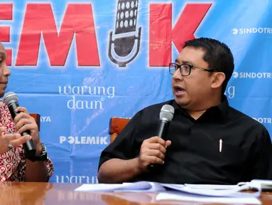 Wakil Ketua DPR RI, Fadli Zon (kanan) saat berdiskusi dengan ahli hukum TemanAhok, Andi P Syafrani di Jakarta, Sabtu (18/6). Diskusi mengangkat tema Mencari Sumber yang Waras. (Liputan6.com/Helmi Fithriansyah)