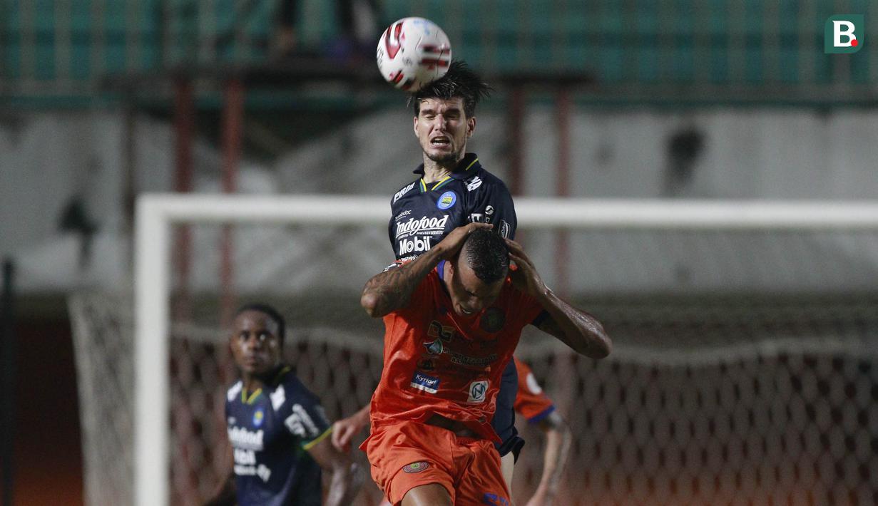 Bek Persib Bandung, Nick Kuipers (atas), duel udara dengan pemain Persiraja Banda Aceh, Gabriel do Carmo, dalam pertandingan Babak Penyisihan Piala Menpora 2021 Grup D di Stadion Maguwoharjo, Jumat, (2/4/2021).  (Foto: Bola.com/M Iqbal Ichsan)
