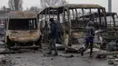 Sementara, Gubernur Odesa, Oblast Oleh Kiper, pada Kamis 12 Februari 2026 malam juga melaporkan gelombang kedua serangan pesawat nirawak Rusia telah merusak rumah-rumah, lokasi industri, serta infrastruktur energi. Tampak dalam foto, warga setempat memeriksa mobil-mobil yang rusak di Odesa pada Jumat 13 Februari 2026. (Oleksandr GIMANOV/AFP)