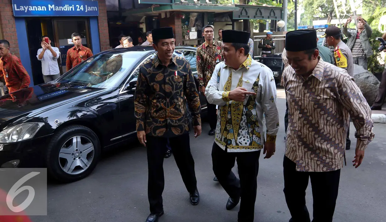 Presiden Joko Widodo berbincang dengan Sekretaris Jenderal PBNU, Helmy Faisal Zaini saat tiba di kantor Pengurus Besar Nahdlatul Ulama (PBNU) di Jalan Kramat Raya, Jakarta, Senin (7/11). (Liputan6.com/Faizal Fanani)