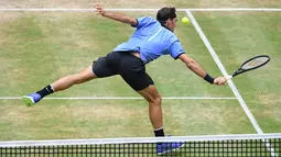 Aksi Roger Federer mengembalikan bola saat melawan petenis Jerman, Alexander Zverev pada final ATP Tour Jerman di Gerry Weber Open tennis tournament, Halle, Jerman, (25/6/2017). Federer menang 6-1, 6-3.  (AFP/Carmen Jaspersen)