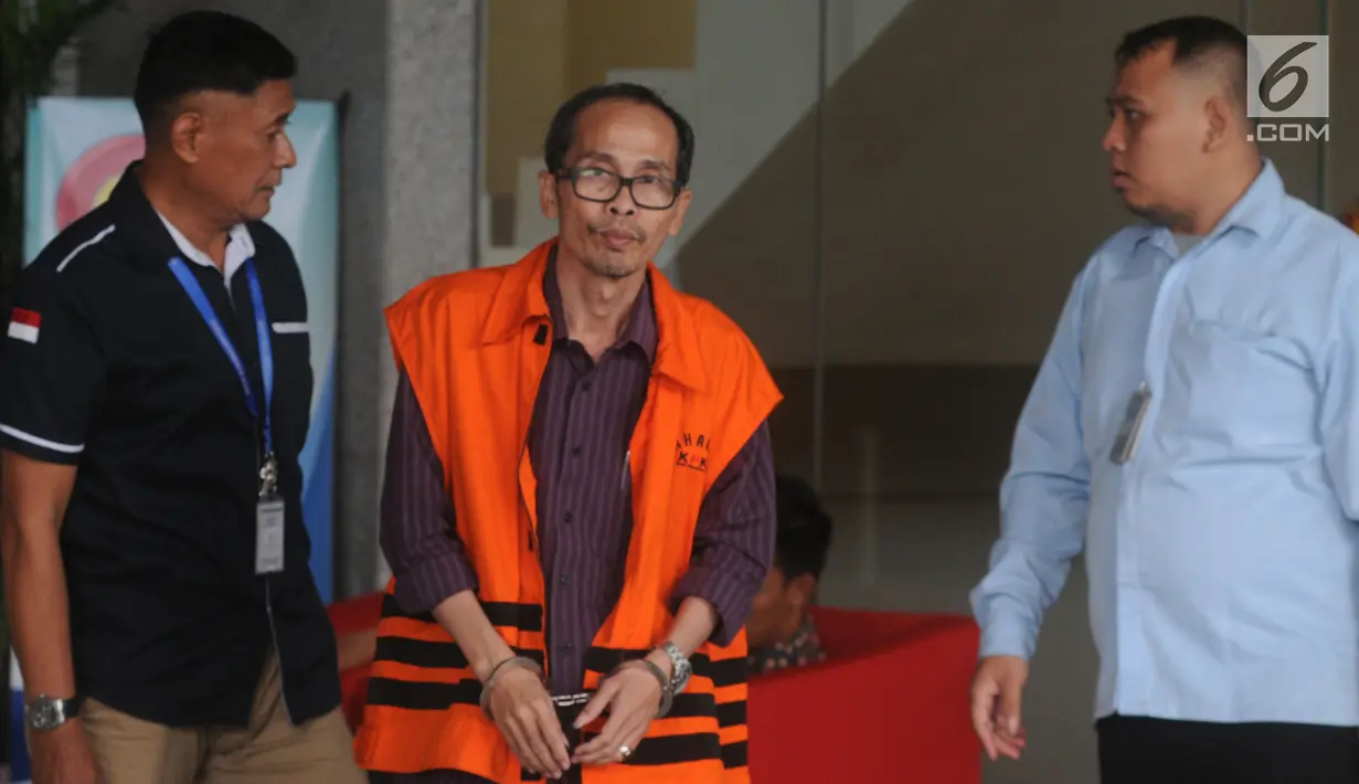 Kepala Kantor Kemenag Kabupaten Gresik Muhammad Muafaq Wirahadi usai menajalani pemeriksaan perdana pascaterjaring OTT di Gedung KPK, Jakarta, Kamis (21/39). Muafaq diperiksa terkait suap jual beli Jabatan di Kemenag Jawa Timur. (merdeka.com/Dwi Narwoko)