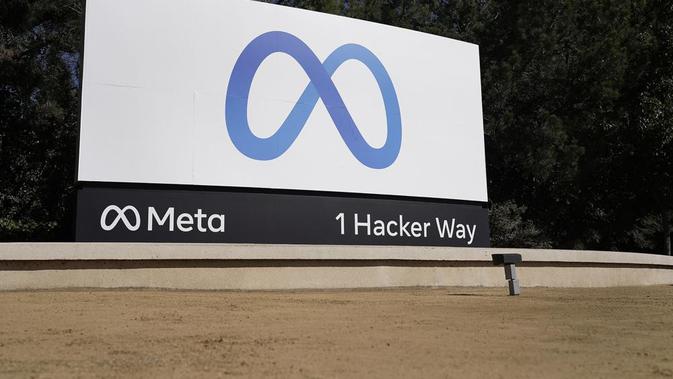 Facebook meluncurkan tanda Meta baru mereka di kantor pusat perusahaan di Menlo Park, California, Kamis, 28 Oktober 2021. Facebook Inc. yang diperangi mengubah namanya menjadi Meta Platforms Inc., atau Meta, untuk mencerminkan apa yang CEO Mark Zuckerberg mengatakan komitmennya untuk mengembangkan t