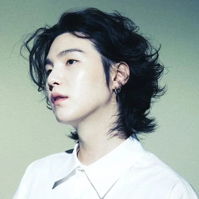 Begini Penampilan Suga BTS dengan Rambut Gondrong