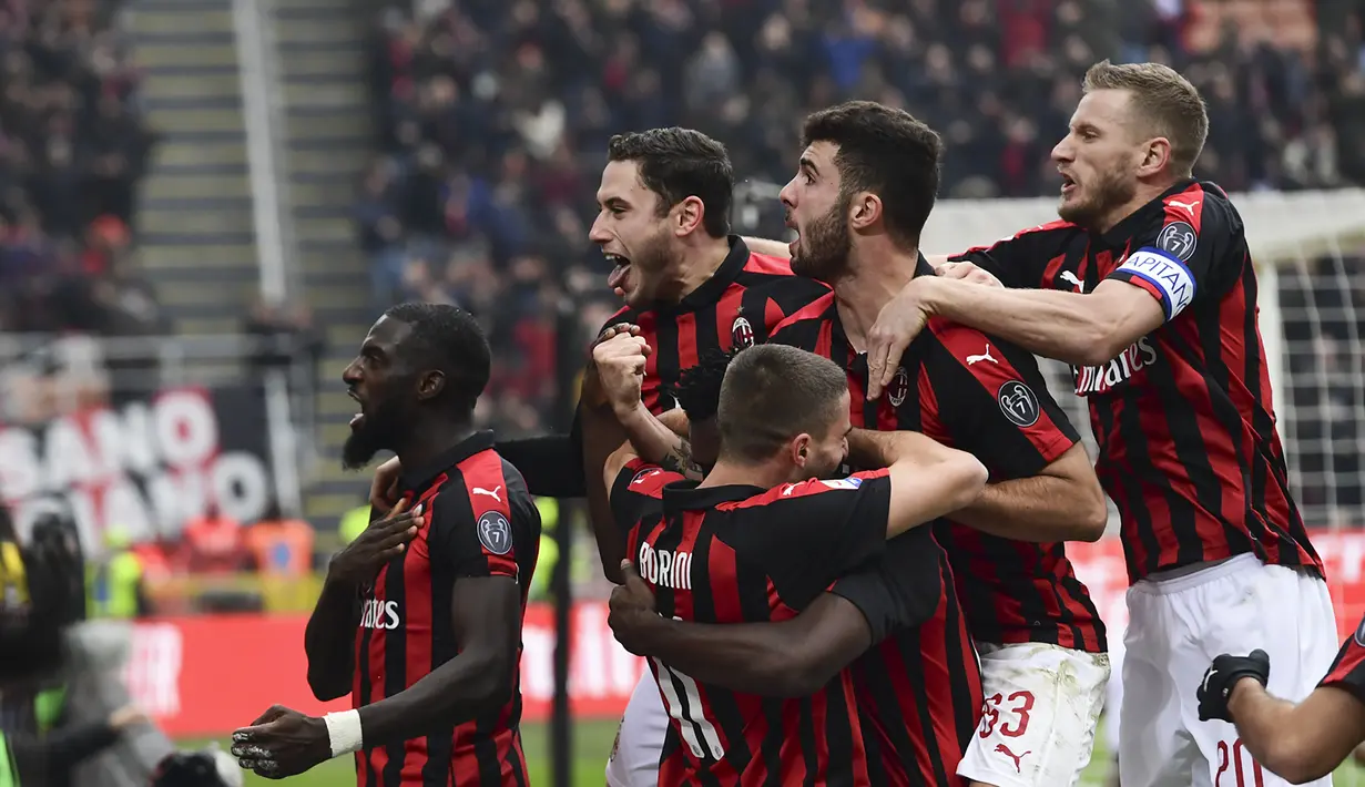 Pemain AC Milan rayakan gol yang dicetak Frank Kessie yang pastikan kemenangan  kontra Parma dalam laga lanjutan giornata ke-14 Serie A yang berlangsung di stadion San Siro, Milan, Minggu (2/12). AC Milan menang 2-1. (AFP/Miguel Medina)