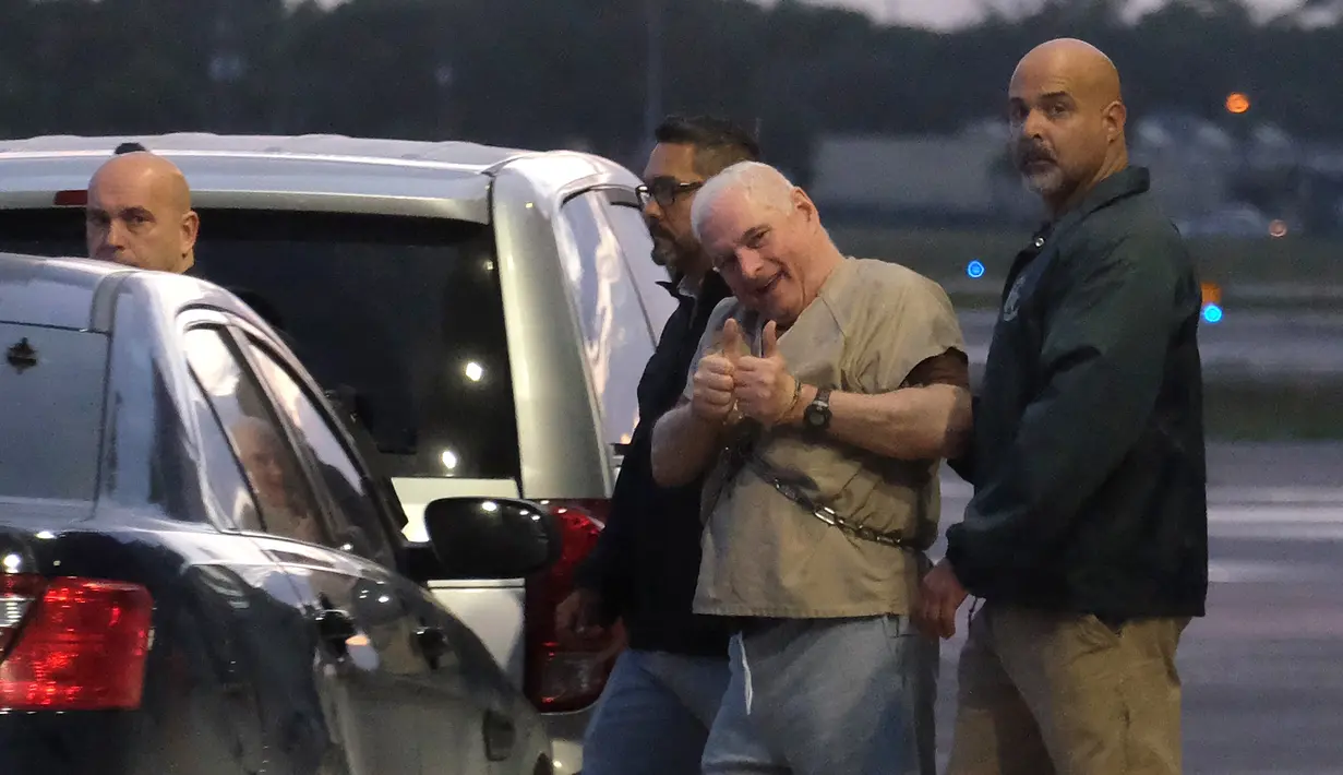 Gaya mantan presiden Panama, Ricardo Martinelli saat diekstradisi dari Bandara Opa Locka, dekat Miami, Florida, AS, Senin (11/6). AS mengekstradisi Martinelli agar diadili di negaranya. (Gaston De Cardenas/AFP)