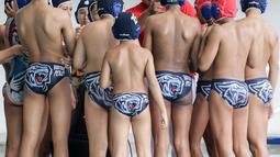 Sejumlah pemain Pasundan Raya Warriors bersiap sebelum laga polo air melawan Kusuma Harapan saat Indonesia Open Aquatic Championships 2025 di Stadion Akuatik Gelora Bung Karno, Senayan, Jakarta, Rabu (12/11/2025). (Bola.com/Bagaskara Lazuardi)