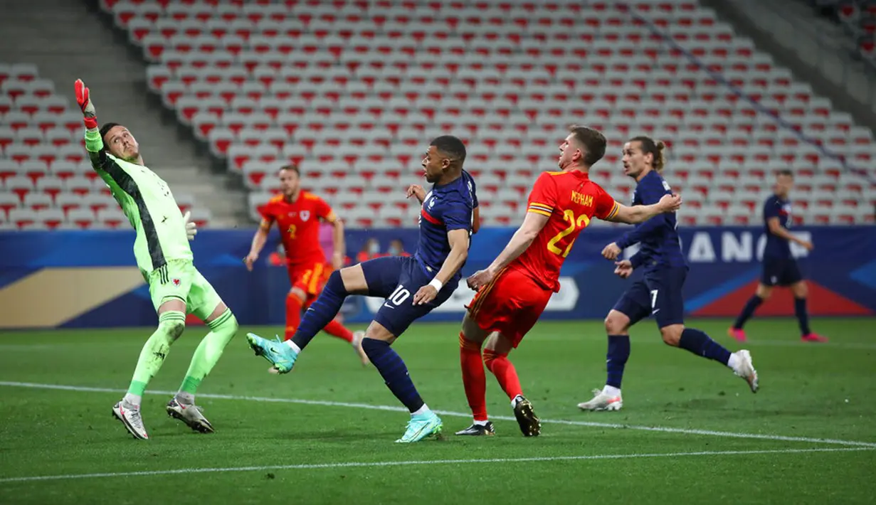 Pemain Prancis Kylian Mbappé (kedua kiri) mencetak gol ke gawang Wales pada pertandingan persahabatan di Stadion Allianz Riviera, Nice, Prancis, Rabu (2/6/2021). Prancis membantai Wales 3-0. (AP Photo/Daniel Cole)
