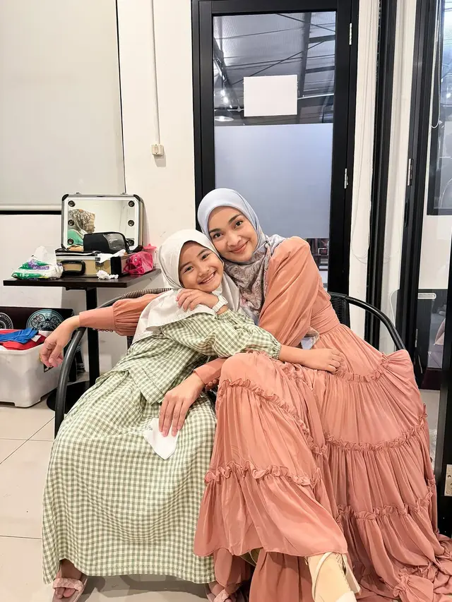 6 Potret Tika Bravani Bareng Pemain Lorong Waktu, Nostalgia Tontonan Masa Kecil