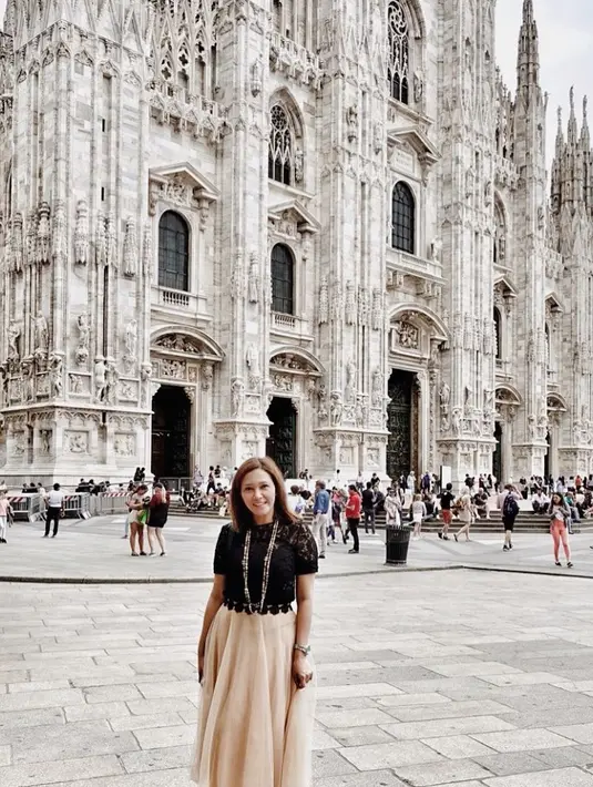Penampilan Maia benar-benar bak anak muda. Berpose di Kota Milan, Italia, Maia menggunakan baju hitam Dengan kalung puith yang panjang. Rok krem membuat penampilannya tampak lebih tenang dan anggun.(Liputan6.com/IG/@maiaestiantyreal)