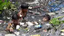 Sejumlah anak memilah sampah yang terapung untuk di jadikan bahan daur ulang di sebuah sungai yang tercemar di kota navotas, Manila, Kamis (2/7/2015). Daur ulang bertujuan untuk mengurangi tingkat pencemaran sungai. (REUTERS/Romeo Ranoco)