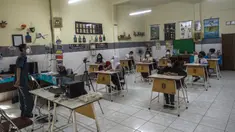 Siswa mengikuti pembelajaran tatap muka (PTM) di sebuah sekolah di Surabaya, Jawa Timur, Senin (6/9/2021). Pemerintah kembali membuka sekolah di tengah pandemi COVID-19. (JUNI KRISWANTO/AFP)