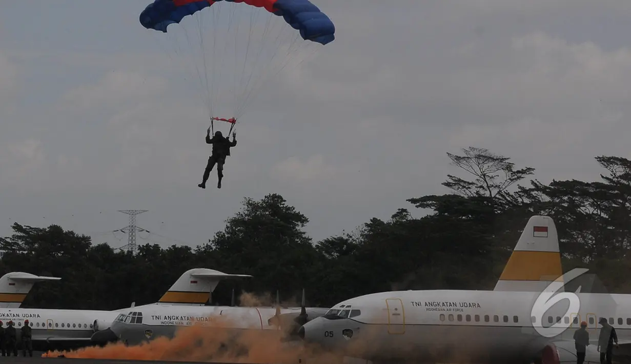 Peterjun TNI AU memeragakan ketepatan mendarat saat upacara sertijab KSAU di Taxi Way "Echo" Lanud Halim Perdanakusuma, Jakarta, Kamis (15/1/2015). (Liputan6.com/Herman Zakharia)