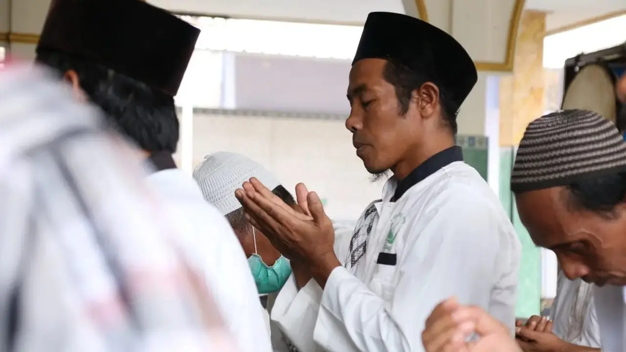 Warga Binaan di Lembaga Pemasyarakatan Banyuwangi salat gaib dan doa bersama untuk korban gempa Cianjur Jawa Barat. (Istimewa)