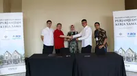 CEO PT Synthesis Karya Pratama Budi Yanto Lusli (kedua kiri) berjabat tangan dengan Kepala Satuan Kerja Bisnis Ritel dan Konsumer PT Bank BCA Syariah, Tbk Dwidadi Sugito (kedua kanan) yang disaksikan Managing Director PT Synthesis Karya Pratama Aldo Daniel (kiri), Perwakilan Notaris Pety Fatimah (tengah) dan Officer Fungsi Pengembangan dan Layanan Bisnis PT Bank BCA Syariah, Tbk Sriwisnu Wijayadi (kanan) usai kerja sama penyediaan (KPR) untuk proyek hunian Synthesis Huis antara  PT Synthesis Karya Pratama dengan PT Bank Central Asia Syariah di Jakarta (31/01/2023). (Liputan6.com)