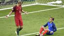 Antoine Griezmann (kanan) saat berdebat denga Pemain Portugal Pepe saat laga final melawan Portugal pada piala Eropa 2016 di Stade de France, Saint-Denis, Paris, (10/7/2016). (AFP/Philippe Lopez)