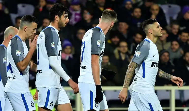 Para pemain Inter Milan merayakan gol Mauro Icardi ke gawang Fiorentina pada laga Serie A di Artemio Franchi, Jumat (5/1/2018). (AFP/Alberto Pizzoli)