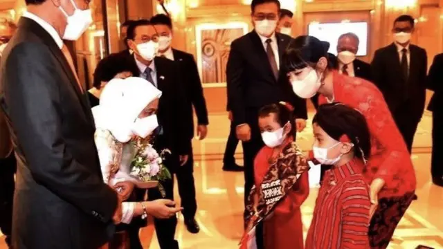 Dita Karang Kenakan Kebaya Merah  Saat Sambut President Jokowi dah Ibu Iriana di Korea Selatan, credit: YouTube Sekretariat Presiden