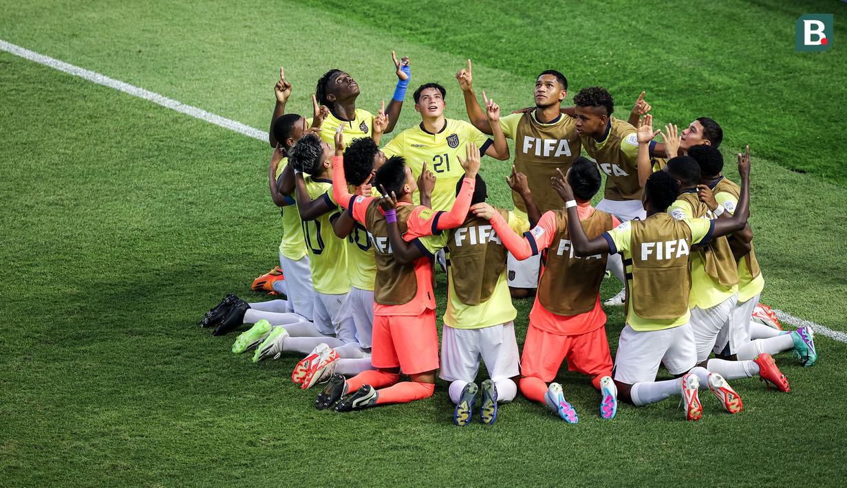 <p>Selebrasi para pemain Timnas Ekuador U-17 setelah Michael Bermudez mencetak gol melalui eksekusi penalti ke gawang Timnas Maroko U-17 pada laga kedua Grup A Piala Dunia U-17 2023 di Stadion Gelora Bung Tomo (GBT), Surabaya, Senin (13/11/2023). (Bola.com/Bagaskara Lazuardi)</p>