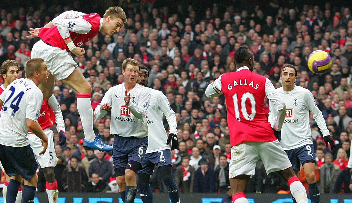 Nicklas Bendtner (kiri) yang kala itu berseragam Arsenal hanya butuh 1,8 detik untuk membobol gawang Tottenham Hotspur pada 22 Desember 2007. (Foto: AFP/Carl De Souza)