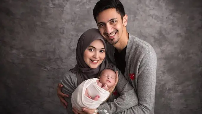 Jadi Ibu, Ini 6 Potret Terbaru Vebby Palwinta Bareng Razi Bawazier
