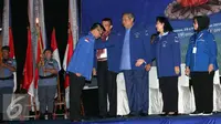 Ketua Umum Partai Demokrat, SBY memberikan ucapan selamat kepada calon kepala daerah di Malam Inagurasi Kader Baru Partai Demokrat, Cipanas, Jawa Barat, Jumat (29/8/2015). (Liputan6.com/Helmi Afandi)